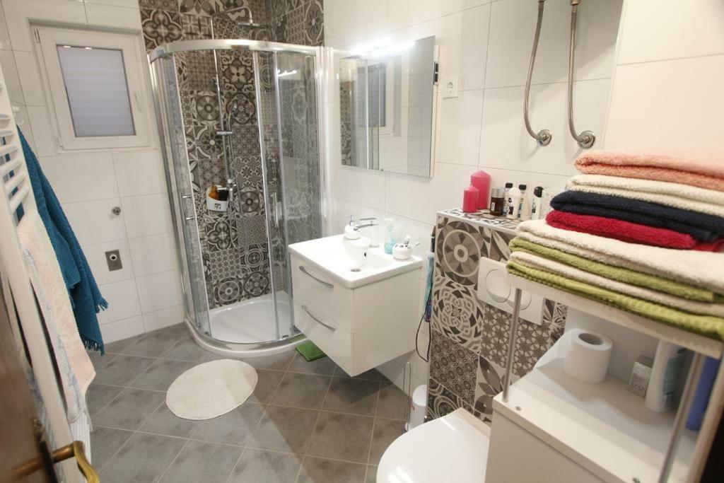 Apartmani Volga Petrcane Esterno foto