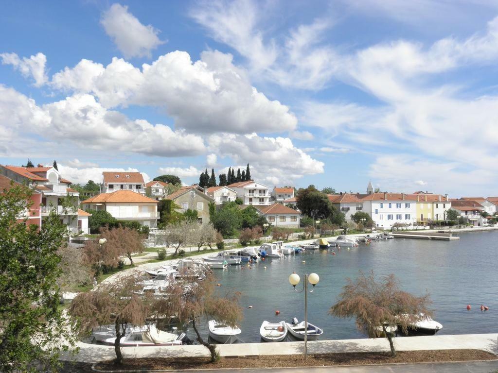 Apartmani Volga Petrcane Esterno foto