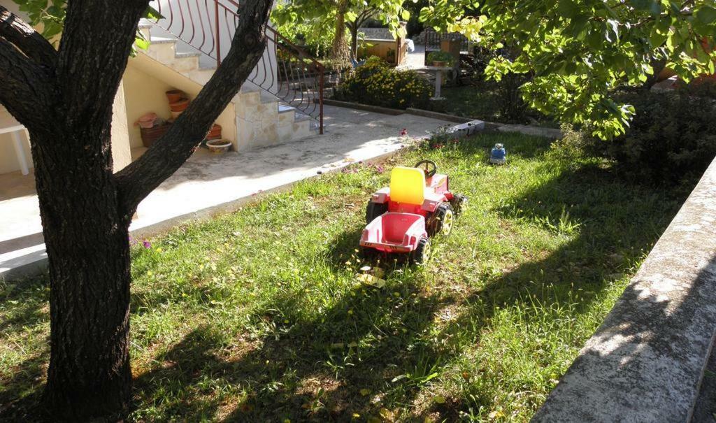 Apartmani Volga Petrcane Esterno foto